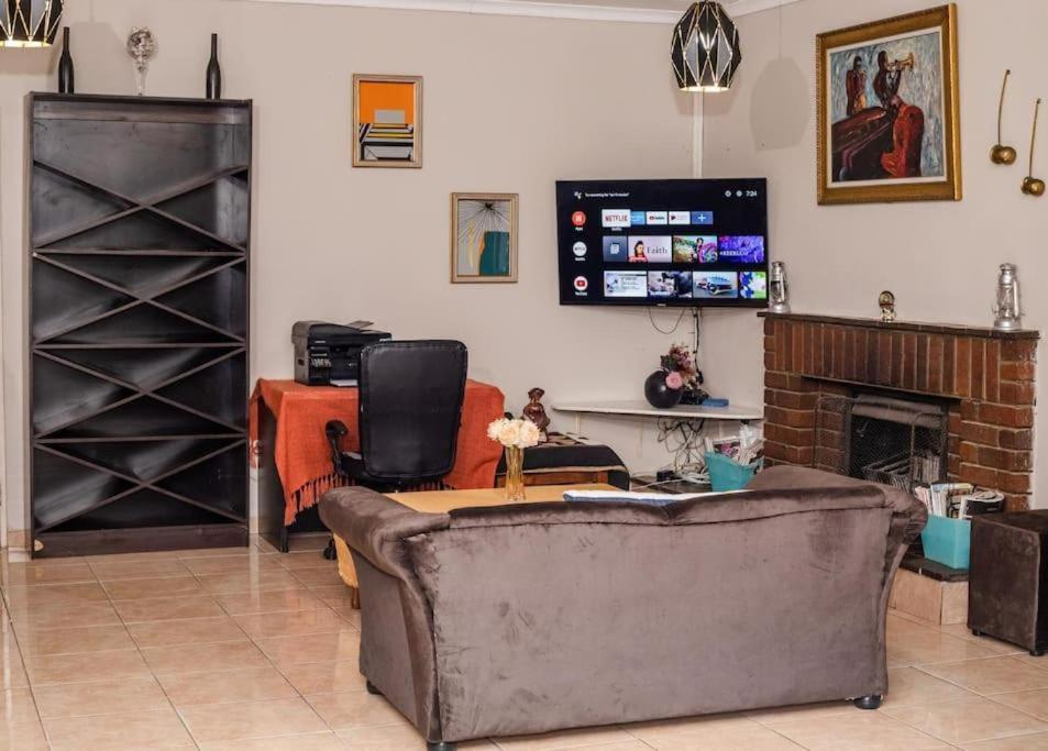 Birdville Bnb Guest House Габороне Экстерьер фото